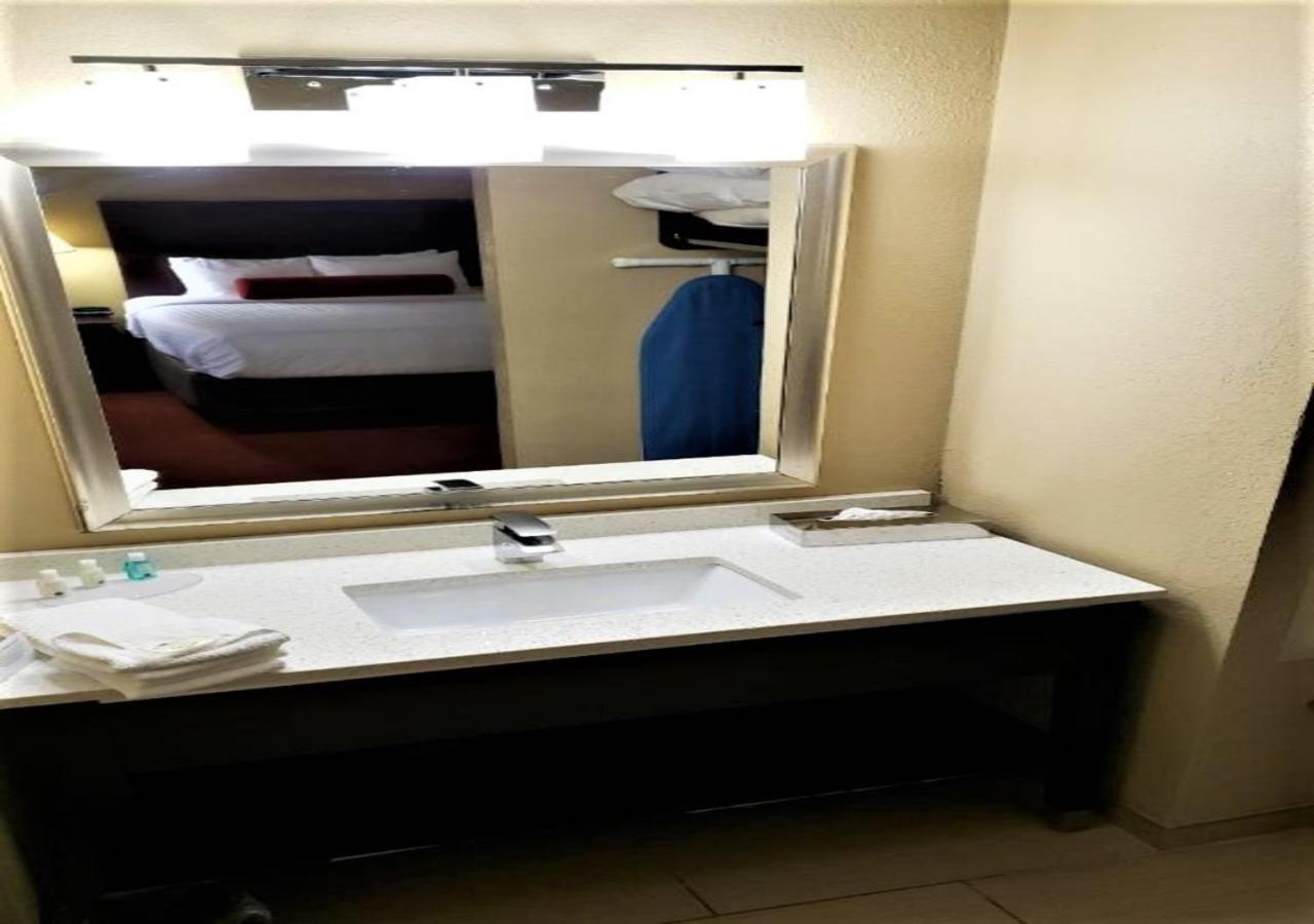 Quality Suites Nashville Airport מראה חיצוני תמונה